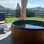 Casa de Férias Dom Na Zielonym Wzgórzu Z Własną Sauną I Jacuzzi Łapsze Niżne